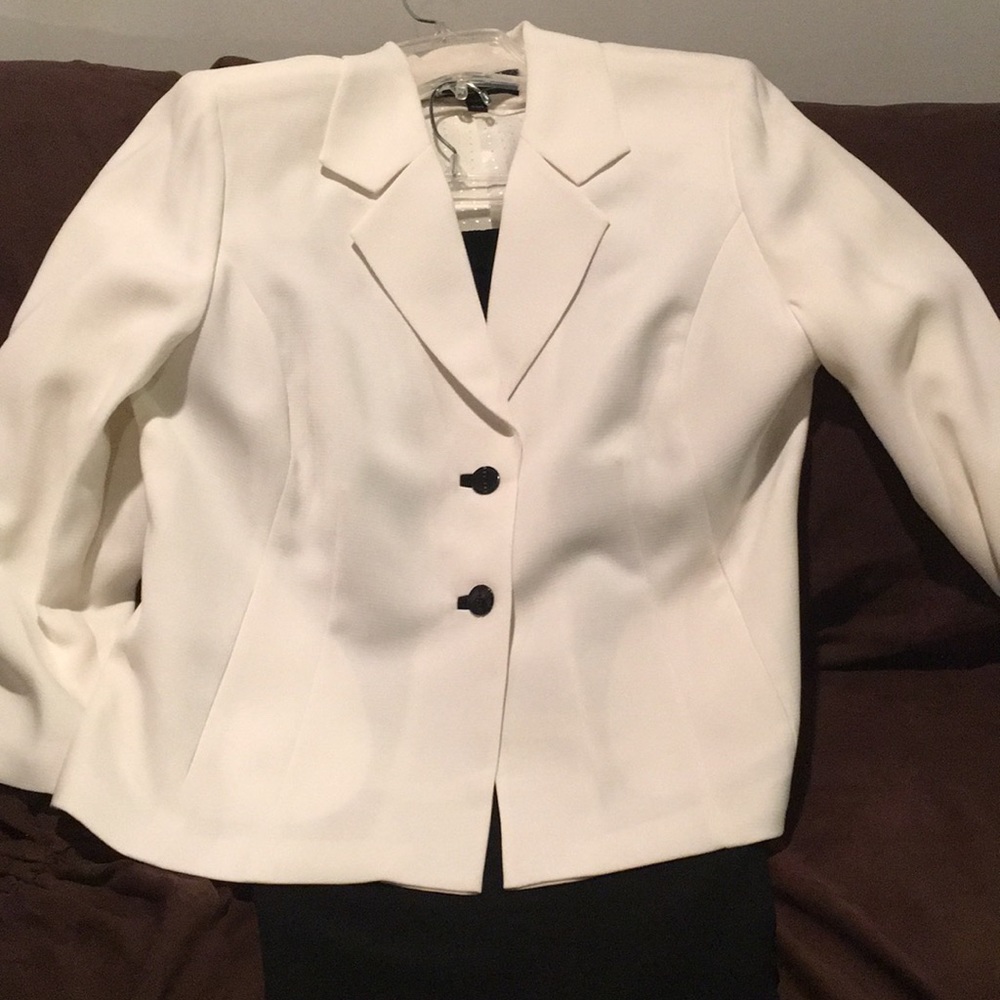 Womens Suit: Cream-colored Jacket/Black Pants